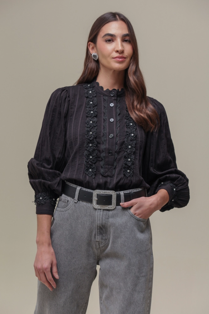 9036409 - Camisa Detalhes Flores e Brilhos PRETO