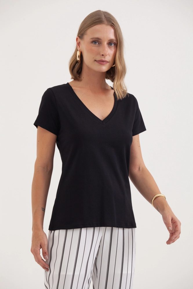 9036553 - Camiseta Basic Decote V PRETO 9036553 - Camiseta Basic Decote V PRETO - Imagem 1