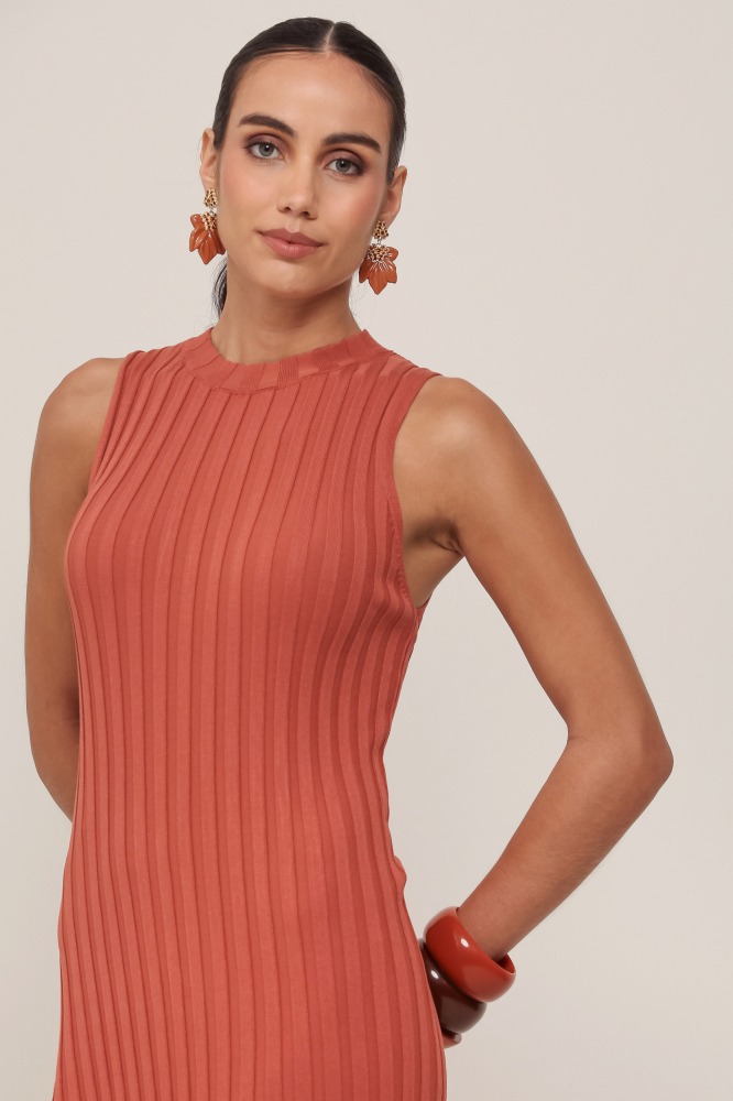 9036950 - Vestido Gola Alta Barra Assimétrica Tricot MARROM
