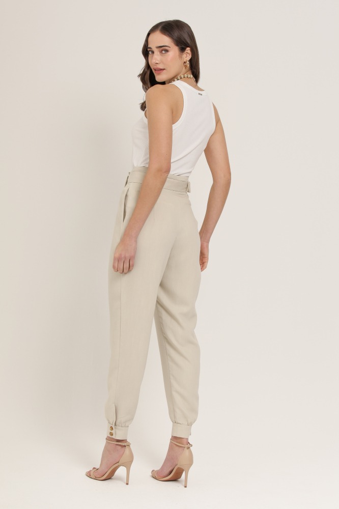 9037116 - Calça Jogger Alfaiataria Chino CAQUI