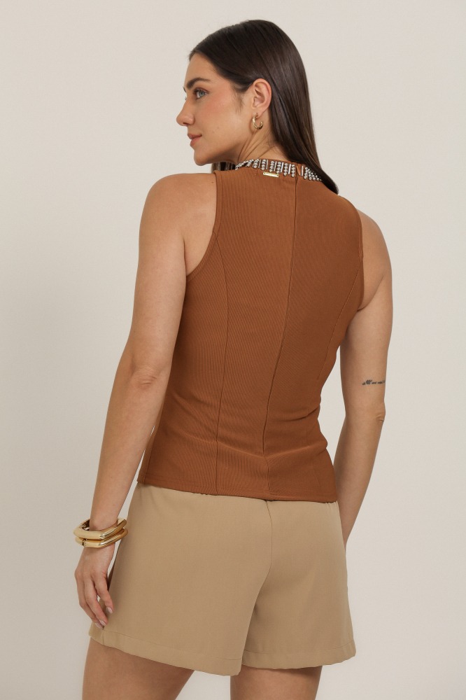 9037123 - Regata Bordado Gola CAMEL 9037123 - Regata Bordado Gola CAMEL