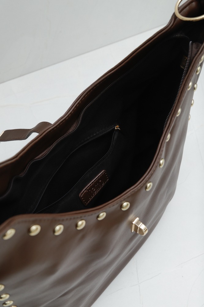 9037242 - Bolsa Oval Tachas MARROM