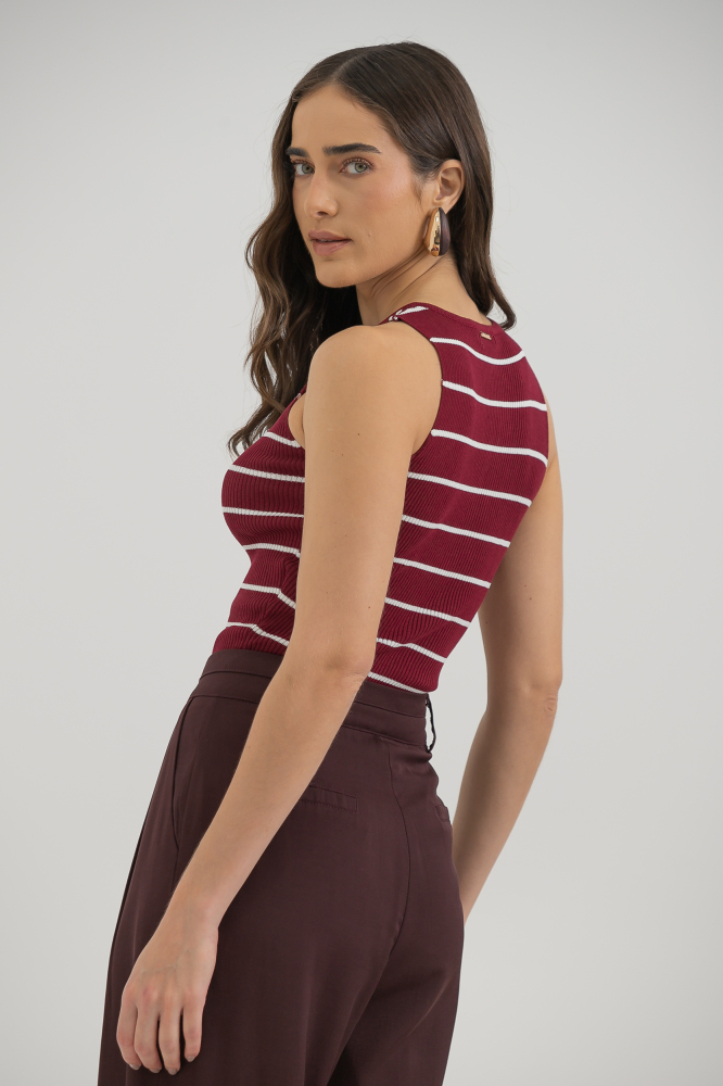 9037490 - Blusa Tricot Sem Manga Listrada Com Botões CEREJA