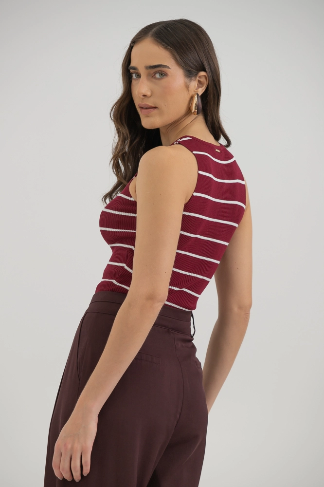 9037490 - Blusa Tricot Sem Manga Listrada Com Botões CEREJA 9037490 - Blusa Tricot Sem Manga Listrada Com Botões CEREJA - Imagem 2