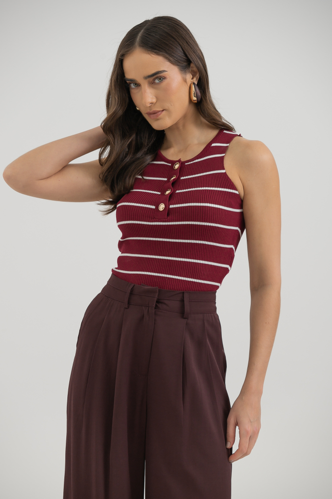 9037490 - Blusa Tricot Sem Manga Listrada Com Botões CEREJA