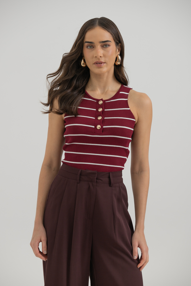 9037490 - Blusa Tricot Sem Manga Listrada Com Botões CEREJA