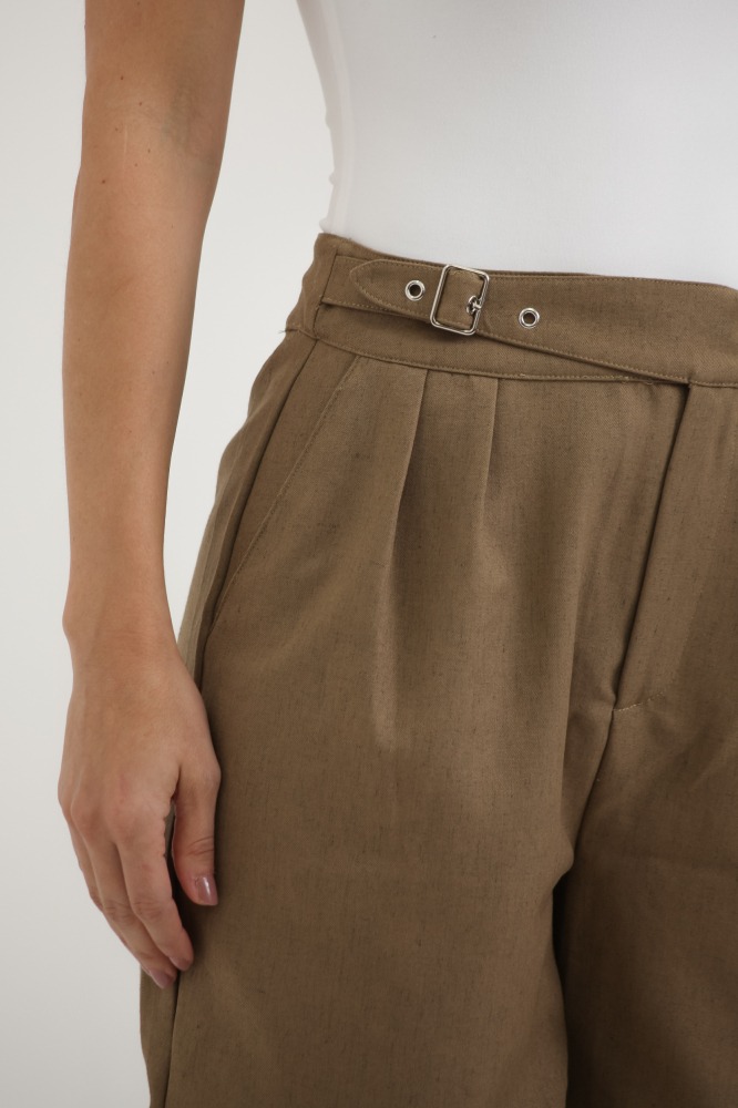 9037513 - Shorts Alfaiataria Pregas Cinto Embutido MARROM 9037513 - Shorts Alfaiataria Pregas Cinto Embutido MARROM