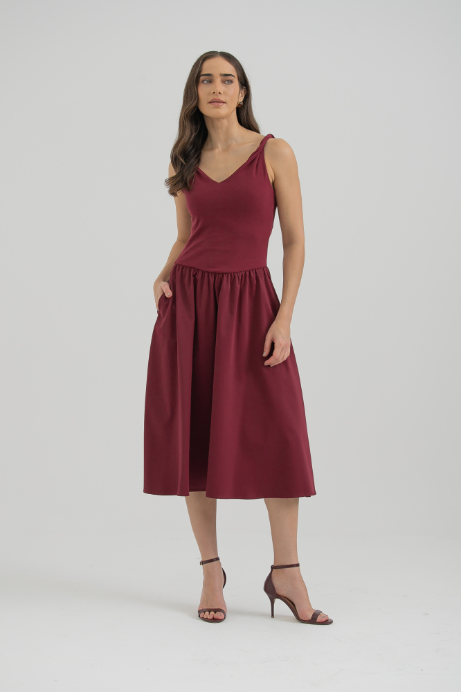 9037616 - Vestido Malha Alça Torcida E Saia Franzida  VINHO