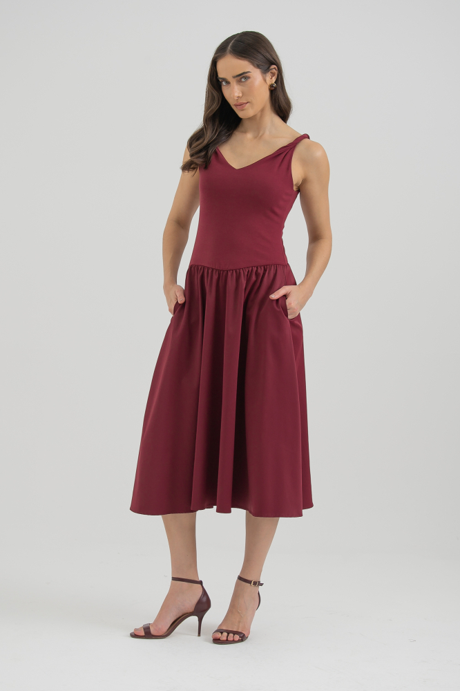 9037616 - Vestido Malha Alça Torcida E Saia Franzida  VINHO