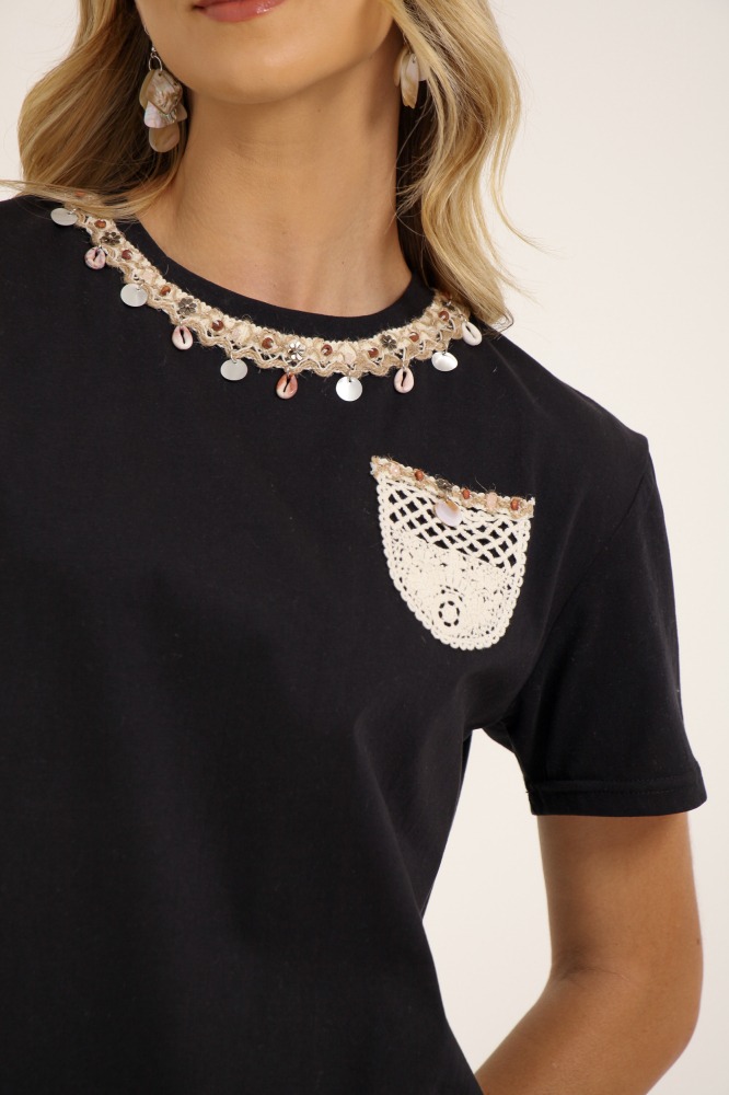 9037632 - Camiseta Com Miçangas E Bolso Crochê PRETO 9037632 - Camiseta Com Miçangas E Bolso Crochê PRETO