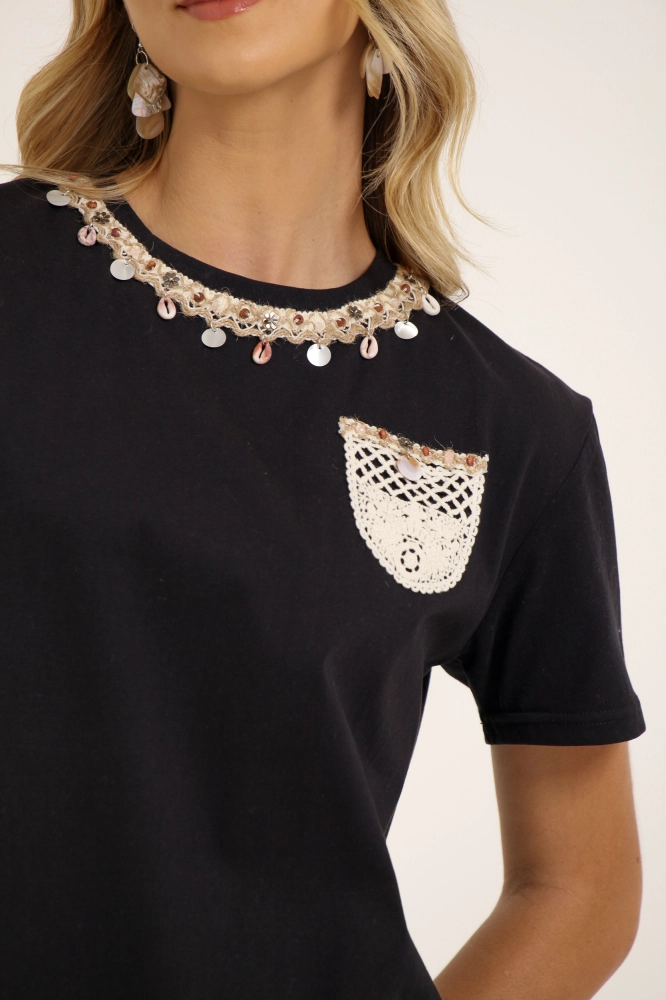 9037632 - Camiseta Com Miçangas E Bolso Crochê PRETO - Imagem 2