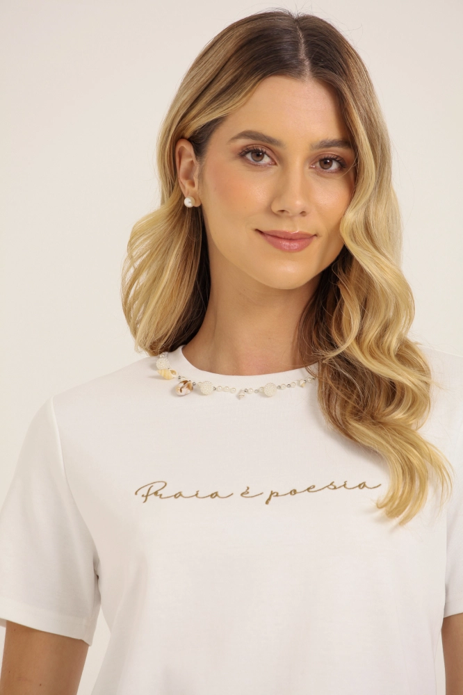9037637 - Camiseta Praia É Poesia Miçangas Decote OFF-WHITE - Imagem 2