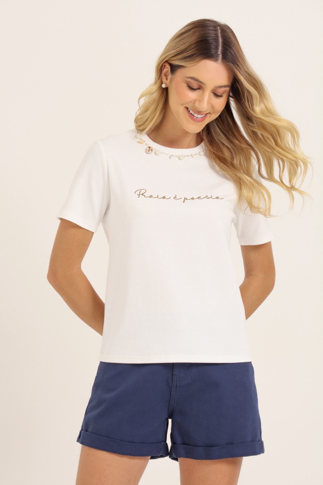 9037637 - Camiseta Praia É Poesia Miçangas Decote OFF-WHITE