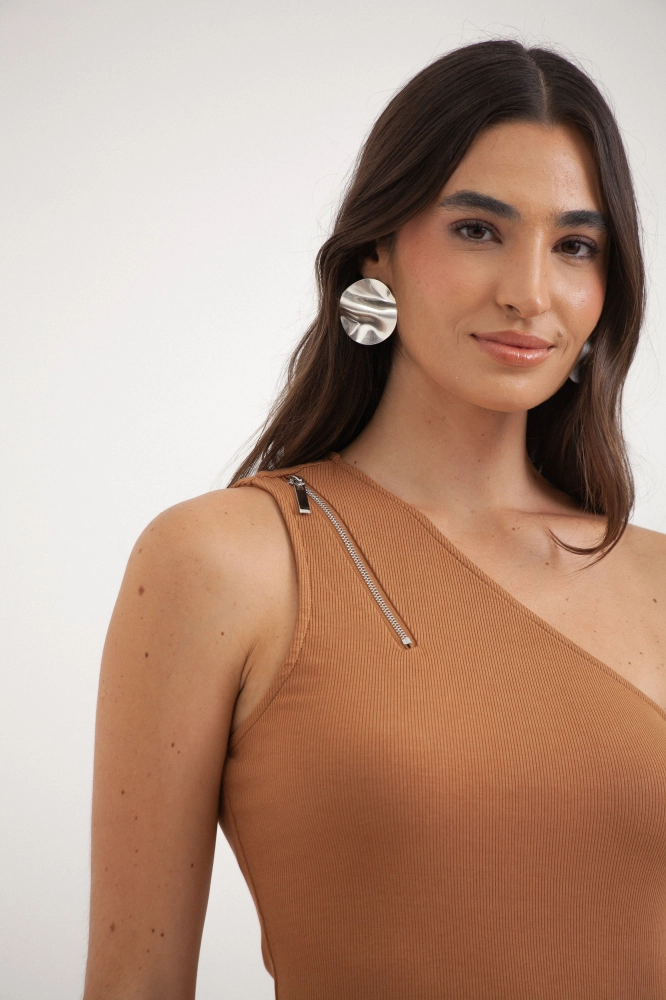 9037655 - Blusa Malha Um Ombro Só Detalhe Zíper CARAMELO 9037655 - Blusa Malha Um Ombro Só Detalhe Zíper CARAMELO - Imagem 2