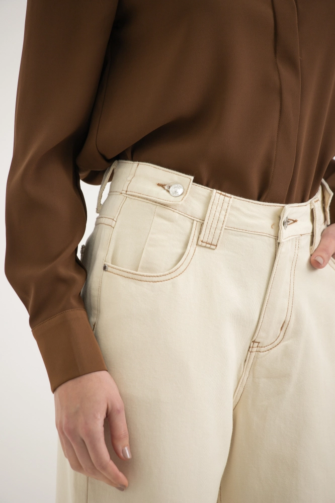9037723 - Calça Sarja Com Martigales Cós BEGE 9037723 - Calça Sarja Com Martigales Cós BEGE - Imagem 2