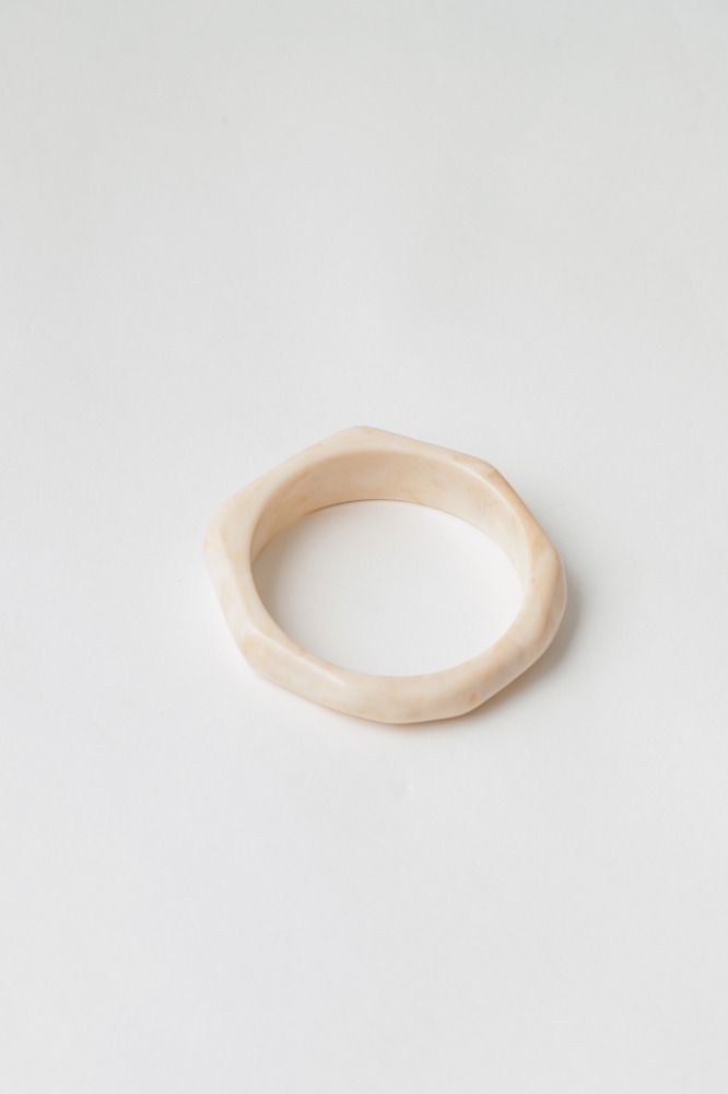 9037846 - Bracelete Resinado Fino Geométrico OFF-WHITE 9037846 - Bracelete Resinado Fino Geométrico OFF-WHITE