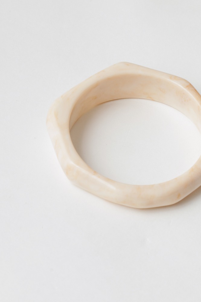 9037846 - Bracelete Resinado Fino Geométrico OFF-WHITE 9037846 - Bracelete Resinado Fino Geométrico OFF-WHITE