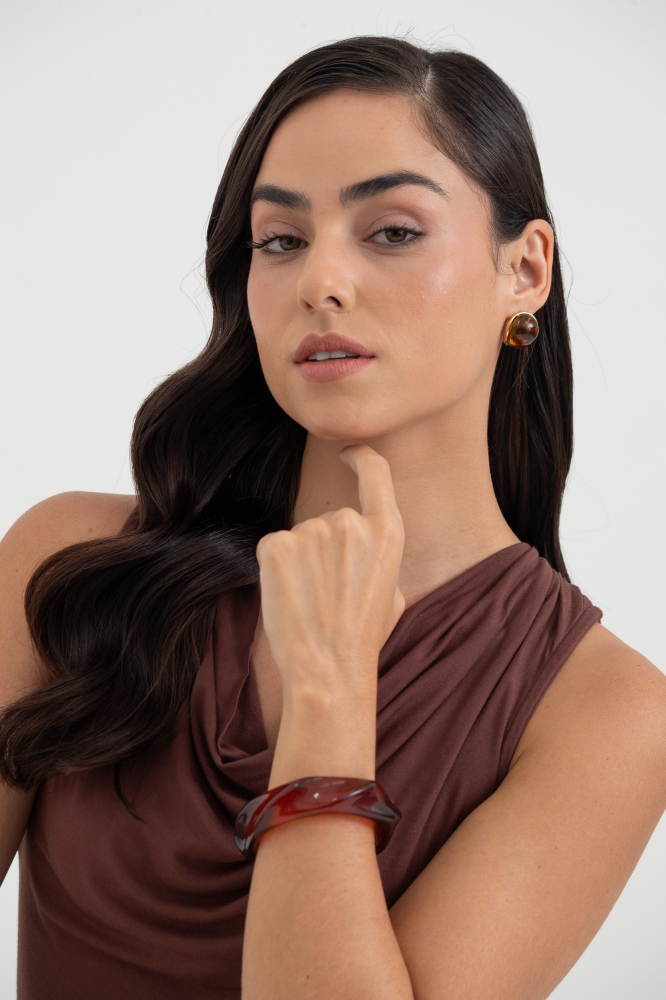 9037849 - Bracelete Resinado Médio Retorcido MARROM