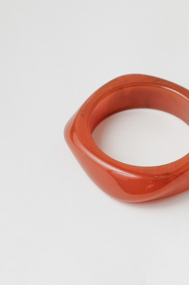 9037852 - Bracelete Resinado Médio Ondulado CARAMELO