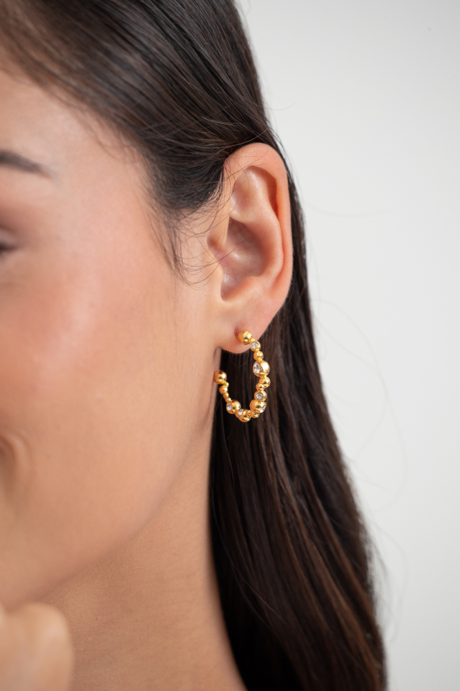 9037956 - Brinco Argola Pequena com Esferas e Strass DOURADO 9037956 - Brinco Argola Pequena com Esferas e Strass DOURADO