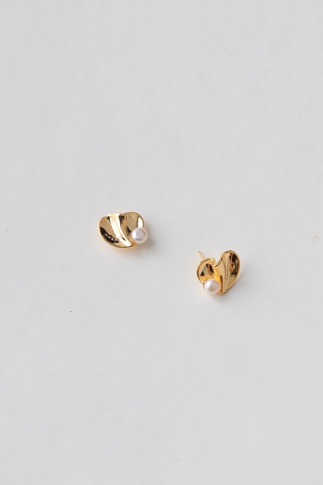 9038046 - Brinco Coração Dobrado Com Pérola DOURADO 9038046 - Brinco Coração Dobrado Com Pérola DOURADO - Imagem 1