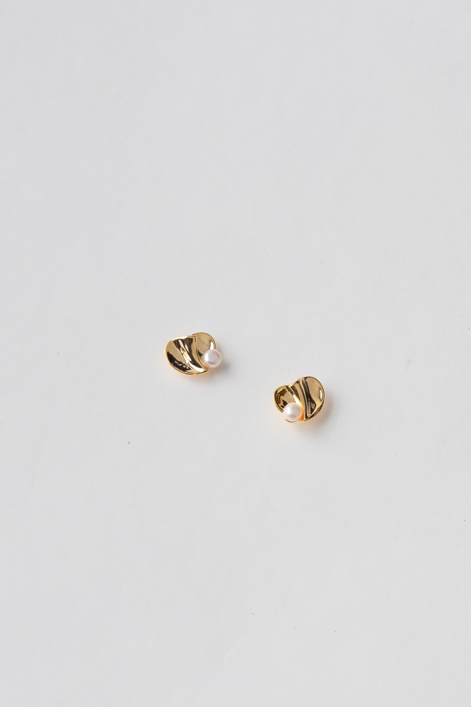 9038046 - Brinco Coração Dobrado Com Pérola DOURADO