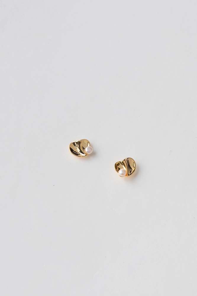 9038046 - Brinco Coração Dobrado Com Pérola DOURADO 9038046 - Brinco Coração Dobrado Com Pérola DOURADO - Imagem 2
