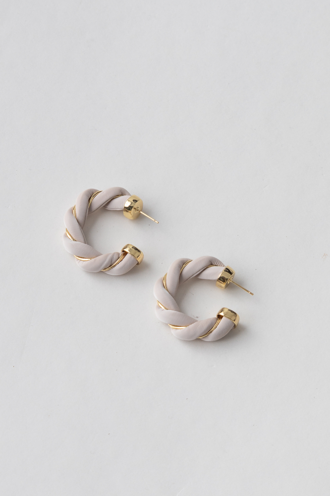 9038096 - Brinco Argola Retorcida Flocada OFF-WHITE 9038096 - Brinco Argola Retorcida Flocada OFF-WHITE