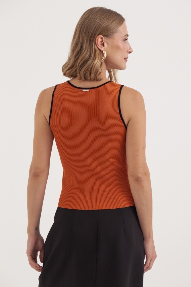 9038201 - Blusa Regata Tricot Vivos Decote E Cavas FERRUGEM 9038201 - Blusa Regata Tricot Vivos Decote E Cavas FERRUGEM