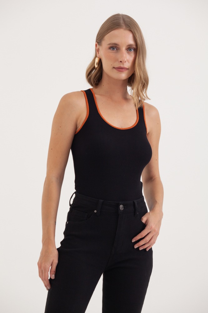 9038201 - Blusa Regata Tricot Vivos Decote E Cavas PRETO 9038201 - Blusa Regata Tricot Vivos Decote E Cavas PRETO