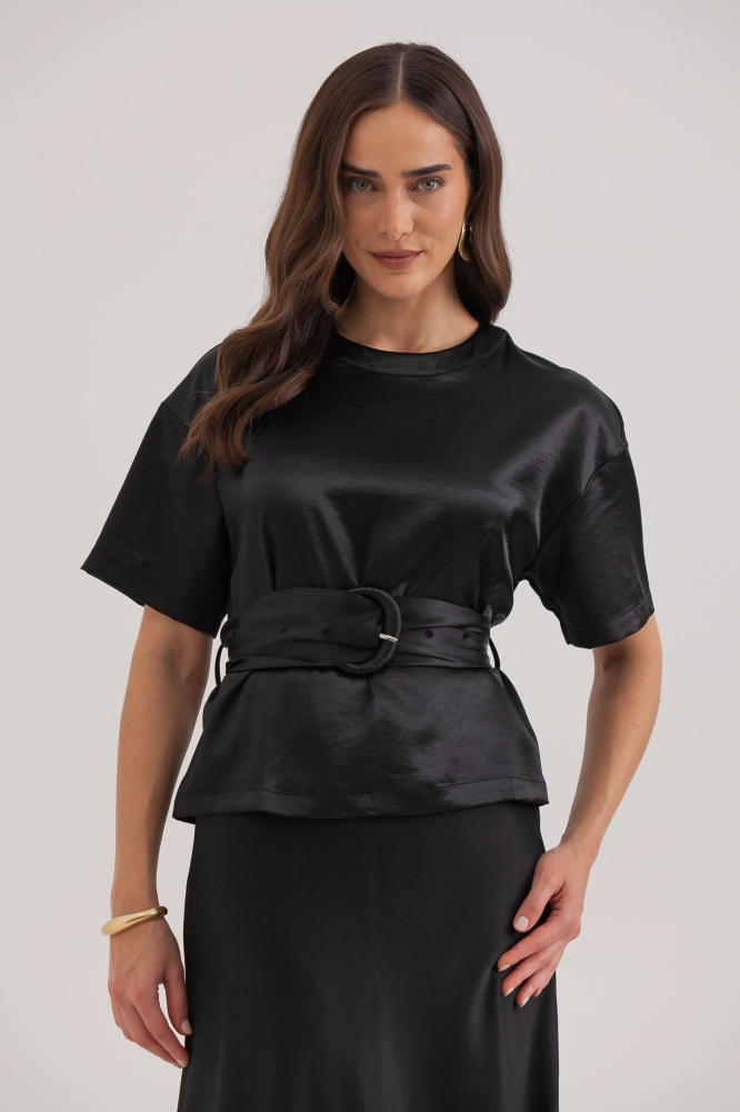 9038252 - Blusa Acetinada Manga Curta Com Cinto PRETO 9038252 - Blusa Acetinada Manga Curta Com Cinto PRETO - Imagem 1