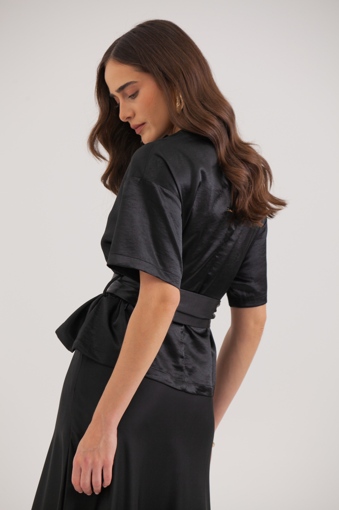 9038252 - Blusa Acetinada Manga Curta Com Cinto PRETO