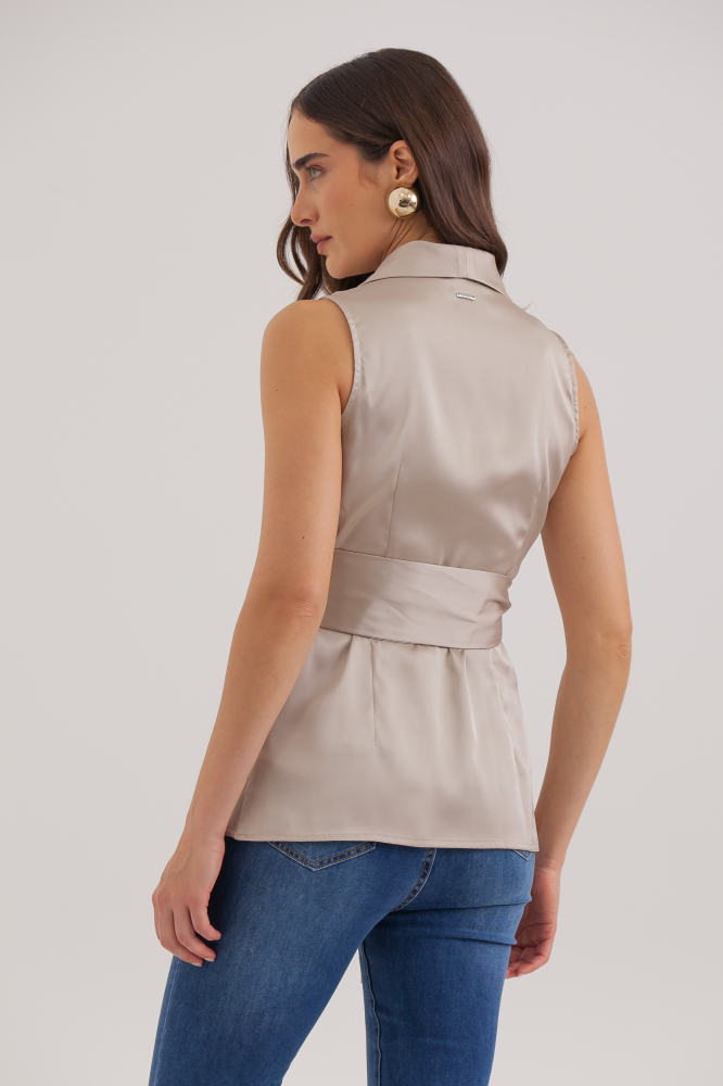 9038327 - Blusa Regata Gola Xale Acetinada Com Faixa BEGE
