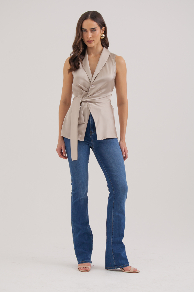 9038327 - Blusa Regata Gola Xale Acetinada Com Faixa BEGE