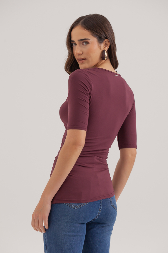 9038342 - Blusa Malha Manga Curta Decote Assimétrico AMEIXA
