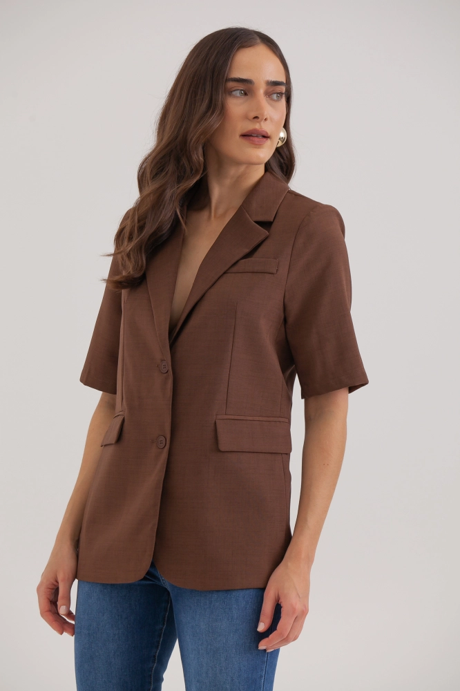 9038350 - Blazer Alfaiataria Manga Curta Alongado MARROM 9038350 - Blazer Alfaiataria Manga Curta Alongado MARROM - Imagem 2