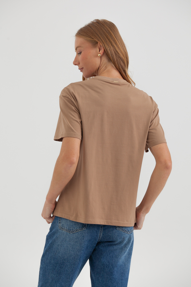 9038360 - Camiseta Coffee Coração Grãos MARROM 9038360 - Camiseta Coffee Coração Grãos MARROM