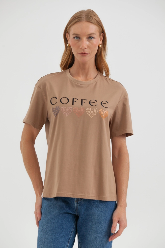 9038360 - Camiseta Coffee Coração Grãos MARROM 9038360 - Camiseta Coffee Coração Grãos MARROM - Imagem 2