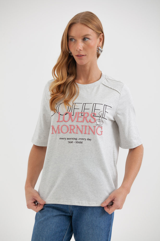 9038362 - Camiseta Bordada Coffee Lovers Morning MESCLA