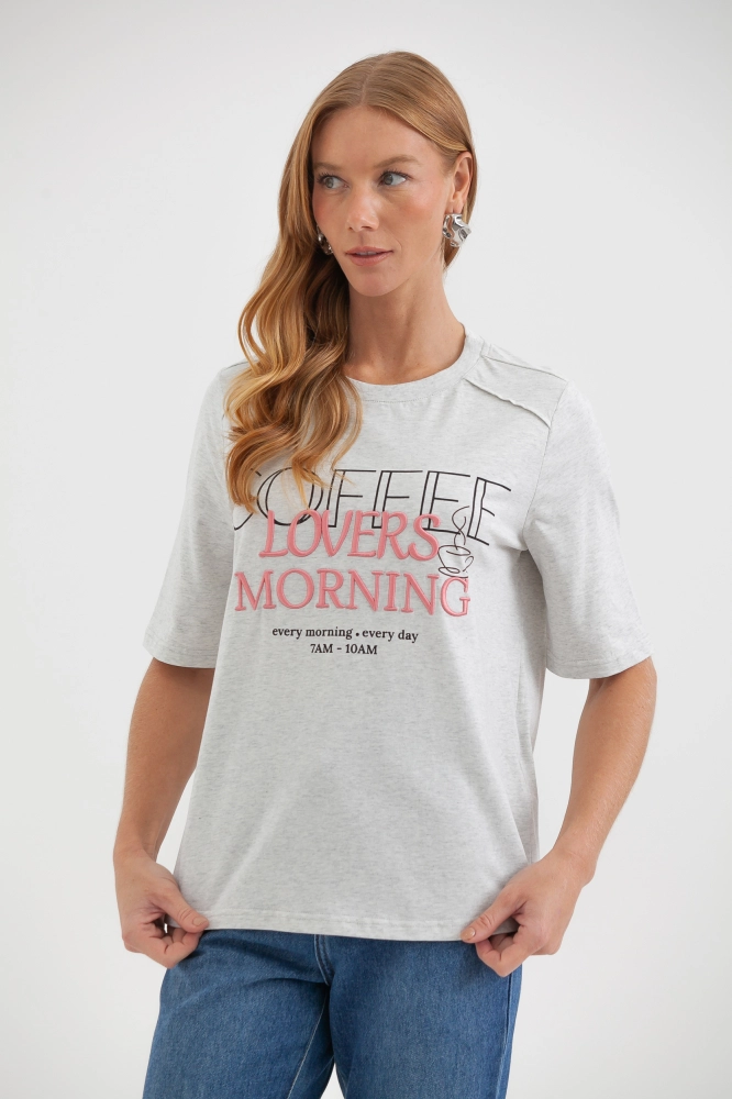 9038362 - Camiseta Bordada Coffee Lovers Morning MESCLA 9038362 - Camiseta Bordada Coffee Lovers Morning MESCLA - Imagem 2