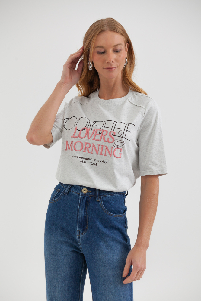 9038362 - Camiseta Bordada Coffee Lovers Morning MESCLA