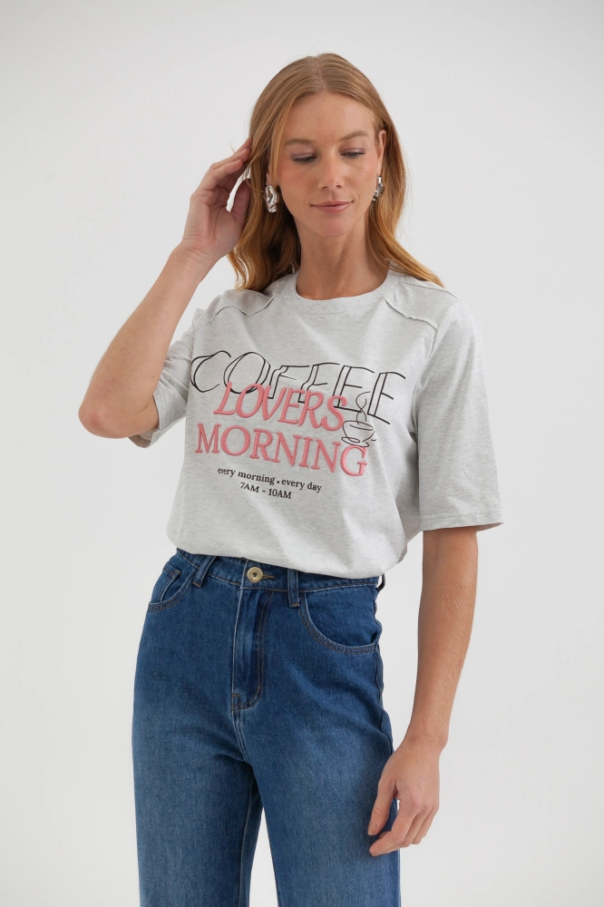 9038362 - Camiseta Bordada Coffee Lovers Morning MESCLA 9038362 - Camiseta Bordada Coffee Lovers Morning MESCLA - Imagem 1