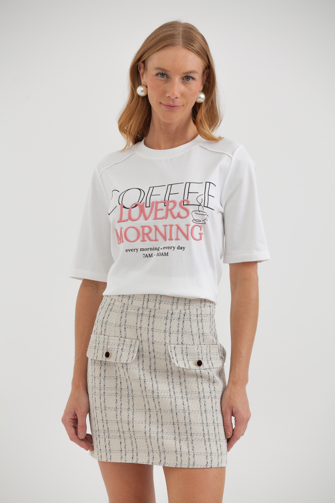 9038362 - Camiseta Bordada Coffee Lovers Morning OFF-WHITE 9038362 - Camiseta Bordada Coffee Lovers Morning OFF-WHITE