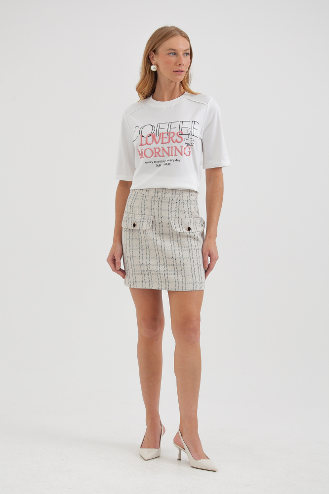 9038362 - Camiseta Bordada Coffee Lovers Morning OFF-WHITE 9038362 - Camiseta Bordada Coffee Lovers Morning OFF-WHITE