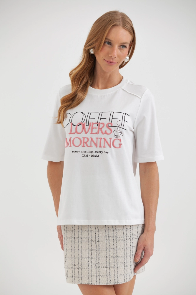 9038362 - Camiseta Bordada Coffee Lovers Morning OFF-WHITE 9038362 - Camiseta Bordada Coffee Lovers Morning OFF-WHITE - Imagem 2