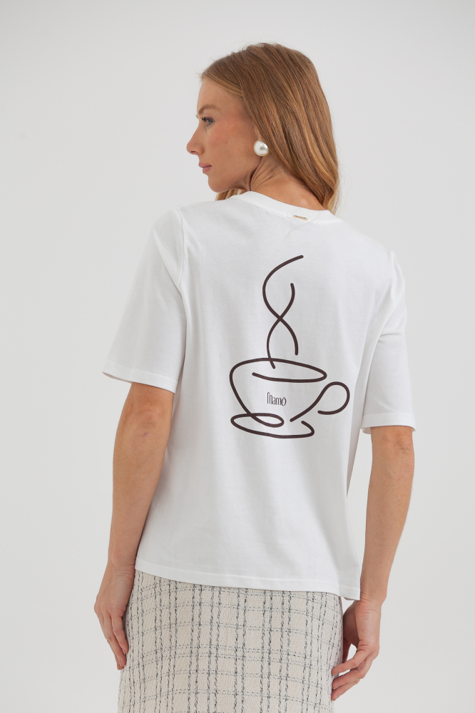 9038362 - Camiseta Bordada Coffee Lovers Morning OFF-WHITE 9038362 - Camiseta Bordada Coffee Lovers Morning OFF-WHITE