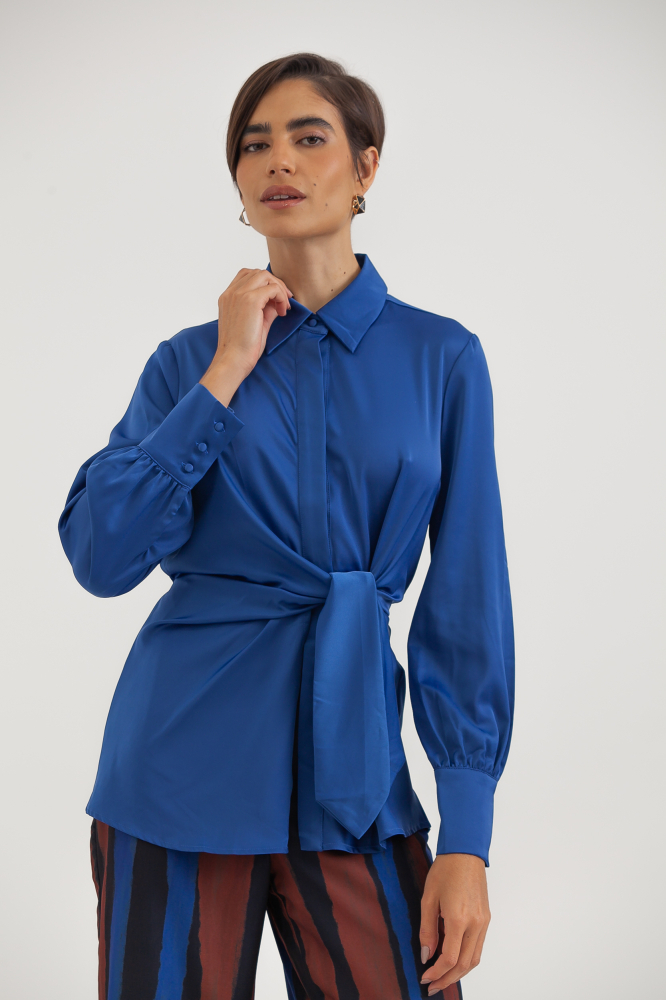 9038395 - Camisa Manga Longa Acetinada Amarração AZUL 9038395 - Camisa Manga Longa Acetinada Amarração AZUL
