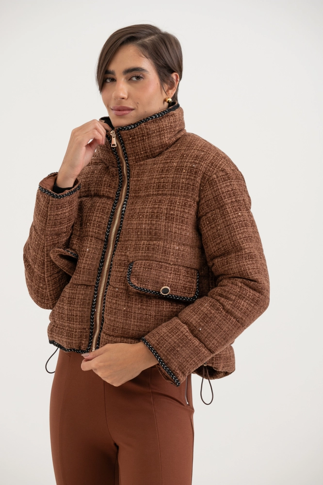 9038417 - Jaqueta Zíper Tweed Com Vivos E Bolsos MARROM 9038417 - Jaqueta Zíper Tweed Com Vivos E Bolsos MARROM - Imagem 1