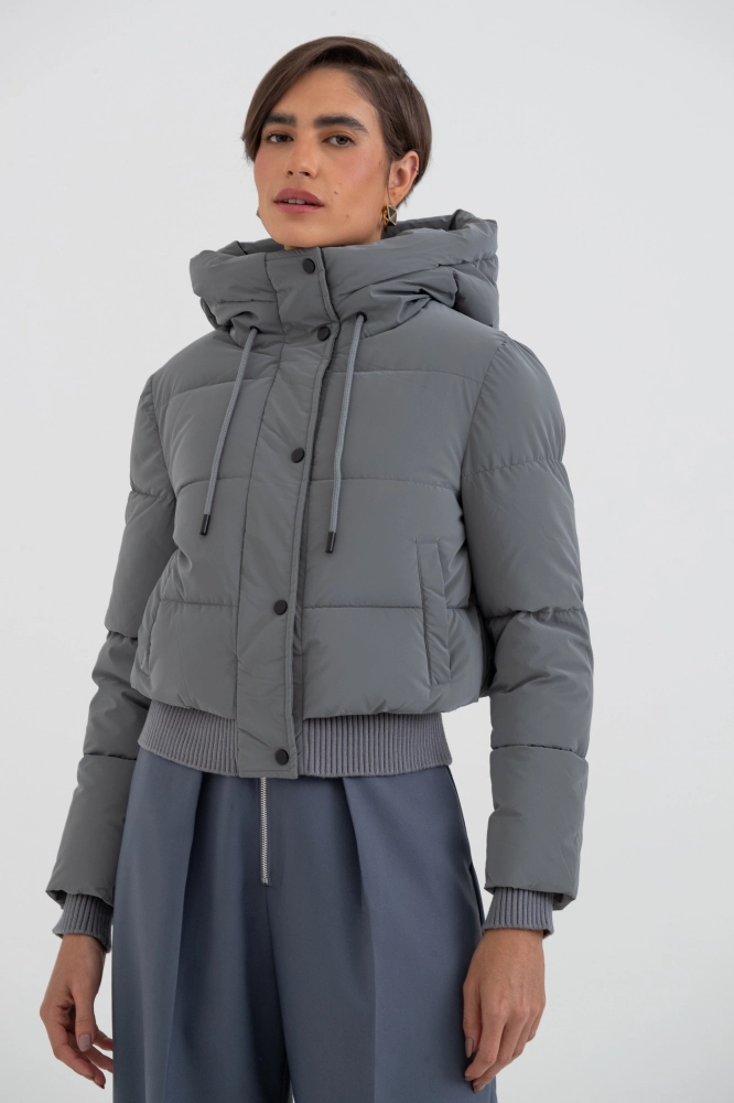 9038426 - Jaqueta Puffer Com Capuz CINZA 9038426 - Jaqueta Puffer Com Capuz CINZA - Imagem 1