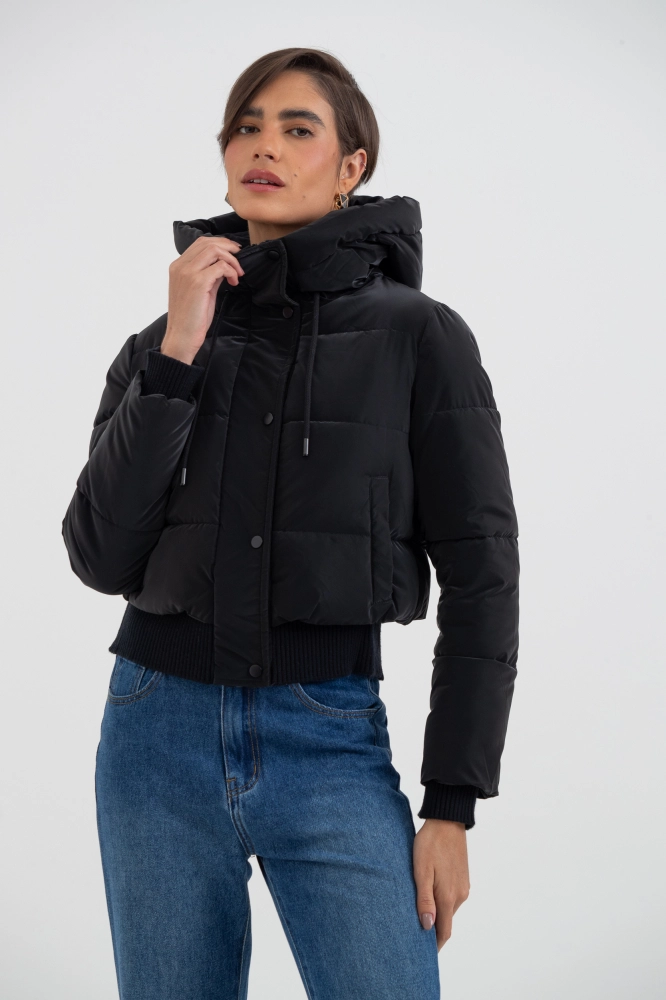 9038426 - Jaqueta Puffer Com Capuz PRETO 9038426 - Jaqueta Puffer Com Capuz PRETO - Imagem 1